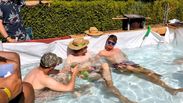 Gäste im Pool