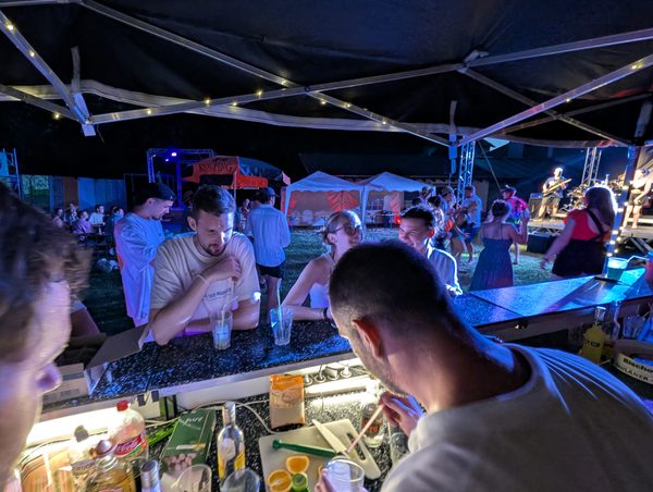 Bar bei der Poolparty